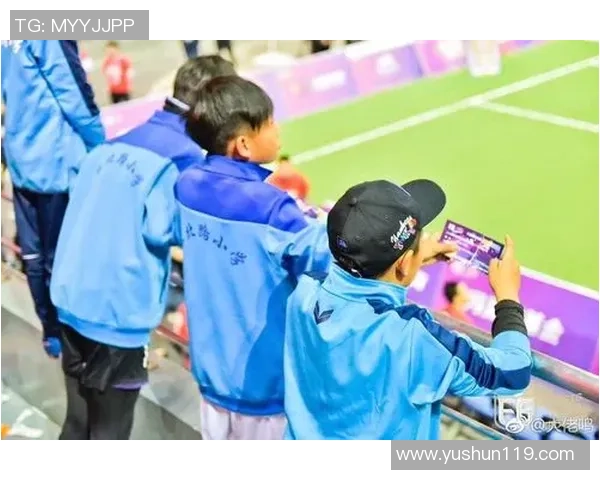 足球酷女孩的青春梦想与拼搏精神展现了女性力量的无限可能